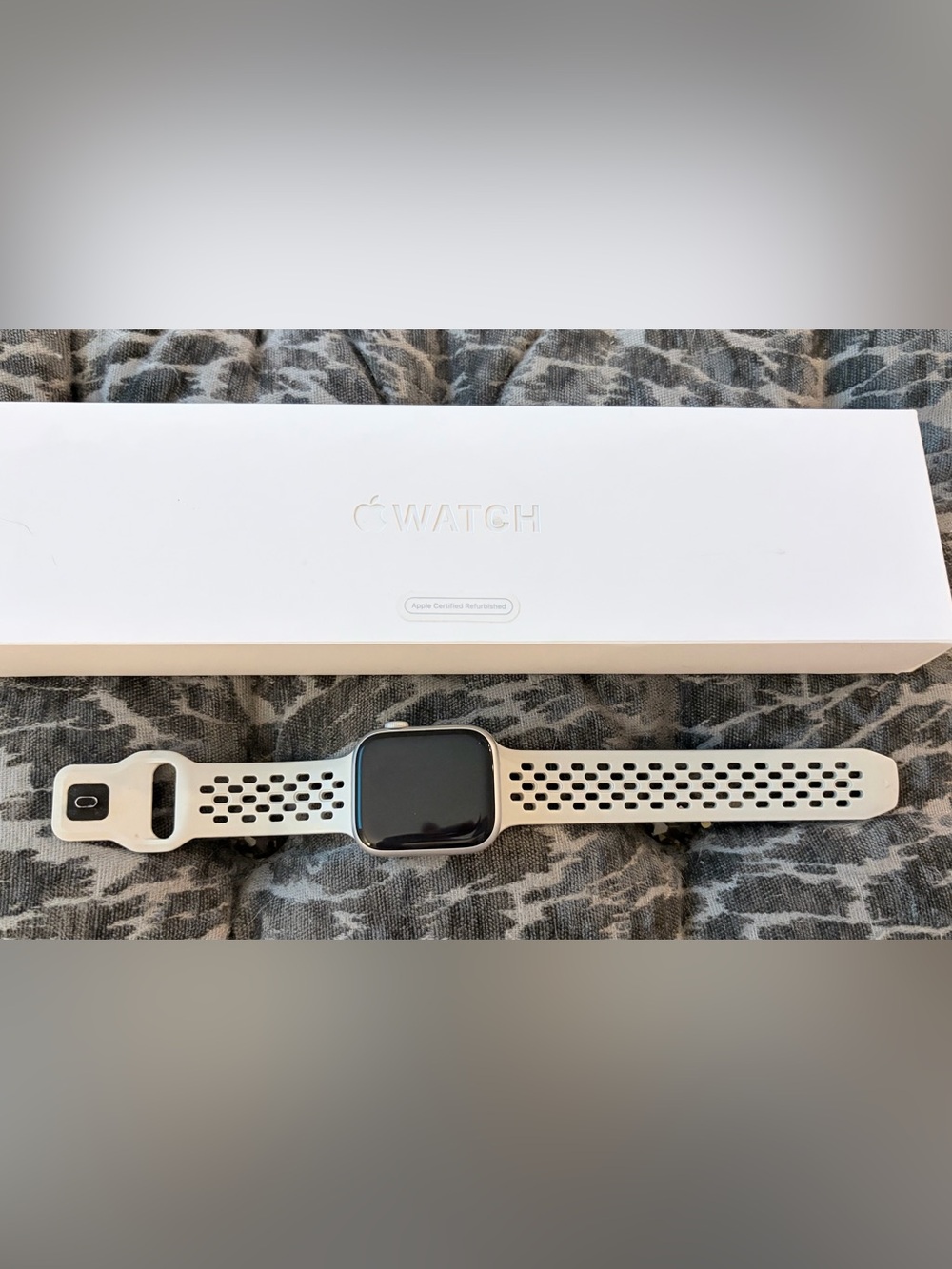 Apple Watch Series 8, Silver, GPS and Cellular. Ivory band.